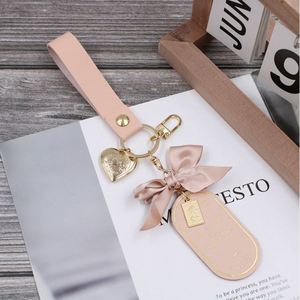 Elegante Llavero de Cuero PU con Lazo y Etiqueta con Letras Doradas, Colgante de Corazón con Estilo para Mujeres y Niñas, Bonito Adorno para Bolsos - Product Image 4