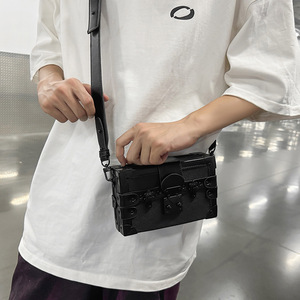 Bolso Bandolera Personalizado con Logotipo Vintage en Bloques de Color para Hombre, para Uso Diario, Desplazamientos por la Ciudad y Salidas Casuales - Product Image 5