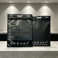 Sacs d'emballage pour vêtements noir mat avec poignée découpée, réutilisables, vente en gros, approvisionnement direct usine, sacs en plastique à fermeture éclair
