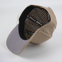 Casquette de golf unisexe à 5 panneaux, perforations découpées au laser, rayures, logo personnalisé en patch de caoutchouc, séchage rapide, tissu 100% polyester imperméable
