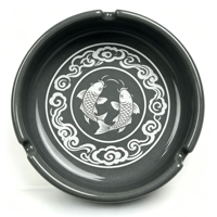 Cendrier rond gris foncé avec impression double carpe, idéal pour restaurant asiatique, hôtel, bar – Accessoire de table pour fumeurs