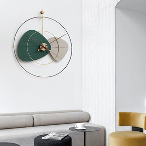 Reloj de Pared Nórdico Grande, Forma Irregular, Verde Gris, Decoración Moderna para Sala de Estar, Funciona con Batería de Cuarzo, de Una Sola Cara - Product Image 4