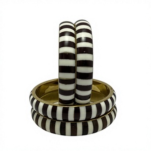 Exquisito Juego de Brazaletes de Latón Hechos a Mano con Baño de Oro para Bodas - Diseño Unisex de Moda de la India - Product Image 2