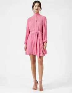 Vestido Midi Casual de Gasa Rosa con Cuello Alto, Plisado, Mangas Abullonadas y Cinturón, Estilo Holgado, Fabricante de Vietnam, Venta al por Mayor - Product Image 3