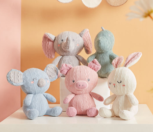 Couette crochet jouets faits à la main en gros <span class=keywords><strong>personnalisé</strong></span> mignon lapin en peluche cochon éléphant <span class=keywords><strong>koala</strong></span> dinosaure jouets en peluche - Product Image 1