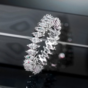 Anello dal Design Elegante in Stile Vetro per Donne - Product Image 4