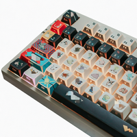 Clavier mécanique à 131 touches avec interrupteurs MX, profil Cherry, touches PBT gravées latéralement, effet d'ombre sur le thème du jeu, translucides et angulaires