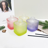 Bouteilles diffuseurs d'arômes en verre blanc brillant à coins arrondis, carrées, quatre couleurs (violet, rouge, vert, jaune) – Modèle Daize – Vente en gros
