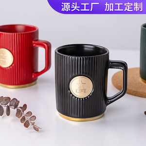 Mug en céramique à rayures, design rouge et vert, mug à café avec logo doré, cadeau d'affaires, tasse individuelle - Product Image 4