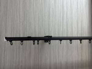 Rail de <span class=keywords><strong>rideau</strong></span> mural en S noir avec <span class=keywords><strong>barre</strong></span> silencieuse pour rideaux à plis ondulés, idéal pour les salons et les chambres - Product Image 1