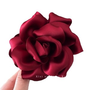 Pince à cheveux/pince requin en satin à motif floral, chic et élégante à la française, pour femme, un accessoire de coiffure sophistiqué. - Product Image 5