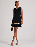 Robe noire sans manches à col rond et ourlet court à volants, avec accent ruban doré métallique – Nouvelle collection été 2026, best-seller
