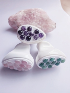 Rouleau de <span class=keywords><strong>massage</strong></span> facial en <span class=keywords><strong>jade</strong></span> naturel, nouveau design en fer, Gua Sha en forme de fer, Gua Sha en <span class=keywords><strong>jade</strong></span>, masseur facial en <span class=keywords><strong>pierre</strong></span> précieuse - Product Image 2