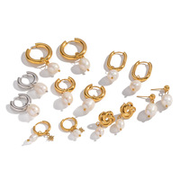 Boucles d'oreilles créoles Huggie en acier inoxydable plaqué or PVD 18 carats avec perles baroques d'eau douce naturelles pendantes, bijoux de mode