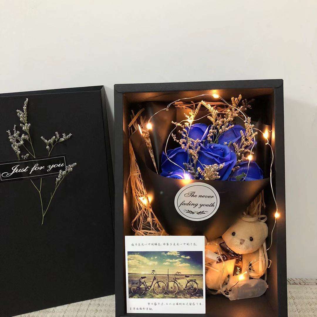 ช่อดอกกุหลาบสีม่วง 7 ดอก ผสมผสานในกล่องของขวัญ