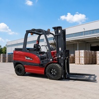 Chariot élévateur électrique de 4 tonnes, certifié CE, adapté aux entrepôts logistiques des centres de distribution.