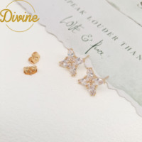 Anting Tusuk Berlapis Emas 18k Laris Manis untuk Wanita Perhiasan Mode Terbaru Anting Tusuk Bunga Semanggi Empat Daun Anting Zirkon Berkualitas Tinggi