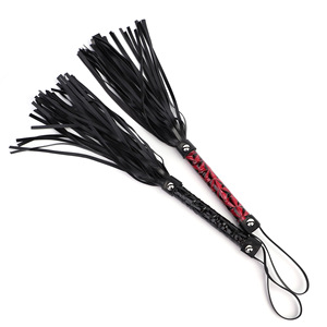 Fouet en cuir PU pour adultes, noir et rouge, avec poignée à motifs diamants, pour couples, accessoires de jeu sexuel SM. - Product Image 1
