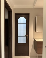 Porte de salle de bain intérieure minimaliste en verre cintré, finition noyer foncé composite, résistante à l'humidité, avec poignée coulissante