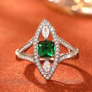 Anello con Gemma Verde Marquise Texturizzata per Donne, Elegante Gioiello da Dito alla Moda - Product Image 3