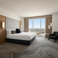 Meubles d'hôtel sur mesure 5 étoiles, ensemble de meubles de chambre d'hôtel, design standard Marriott gris chaud et chêne clair pour chambre exécutive