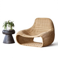 Fauteuil de salon en rotin tressé sans accoudoirs, design arqué doux, résistant à la rouille, avec structure en aluminium dissimulée, style nordique, pour hôtels et resorts