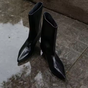 Botas de Mujer Hechas a Mano con Cuero Personalizado de Alta Calidad, Color Negro, Tacón Bajo de 5 cm - Product Image 4