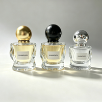 Vente en gros de flacons de parfum élégants en verre transparent de 30 ml, 50 ml et 100 ml, design fantaisie, flacon pulvérisateur avec bouchon à bille noir, or ou argent