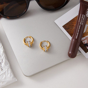 Aros Geométricos de Dos Tonos en Acero Inoxidable y Oro de 18K con Circonitas Blancas en Canal para Uso Diario - Product Image 4