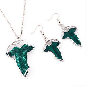 Accessoires de mode pour <span class=keywords><strong>le</strong></span> cinéma et la télévision, style européen et américain, thème Seigneur <span class=keywords><strong>des</strong></span> <span class=keywords><strong>Anneaux</strong></span>, comprenant : Broche feuille d'elfe, Collier, Chaîne de liaison et Ensemble de boucles d'oreilles double usage - Product Image 1