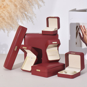 Caja de Joyería Rectangular Roja de Lujo en Cuero PU Ecológico con Forro de Terciopelo para Almacenamiento y Exhibición de Collares y Anillos de Alta Gama - Product Image 2