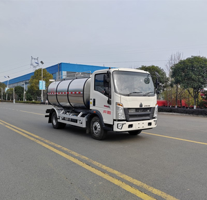 รถบรรทุกนมสด HOWO 4x2 พร้อมถังเก็บนม SUS304 เกรดอาหาร ผลิตจากสแตนเลสสตีล สำหรับขนส่งนมดิบ - Product Image 1