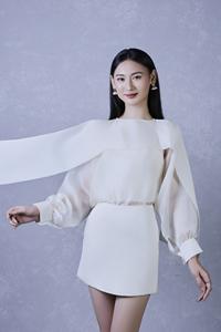 Blouse élégante en organza doux à col rond et manches bouffantes inspirées des vignes, fabriquée au Vietnam, modèle KA12 - Product Image 2