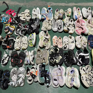 Stock de chaussures d'occasion, placement des chaussures sur les stands de rue, gestion des stocks de chaussures, liquidation des stocks de marques. - Product Image 2