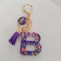 Portachiavi con Iniziale a Cuore in Glitter Viola - Portachiavi in Resina con 26 Lettere dell'Alfabeto, Ciondolo a Cuore e Nappa per Accessori Borsa Donna Ragazza