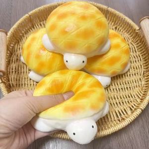 ของเล่นบีบหมีสีเหลืองแบบใหม่ - เนื้อสัมผัสนุ่มชุ่มชื้นและละลายราวกับเนย บีบแล้วคืนรูปช้า ช่วยคลายเครียดอย่างล้ำลึกและระบายความเครียดทางประสาทสัมผัส - Product Image 2