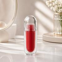 Flacons de gloss en capsule à double couche avec dôme transparent, applicateur floqué blanc, teintes rouge corail et rouge baie, gloss liquide brillant en gros