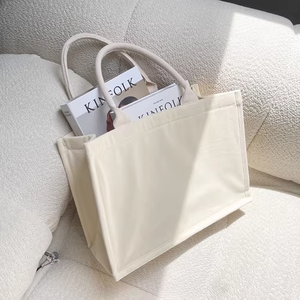 Экологичная однотонная сумка-шоппер из бежевого и черного холста для повседневного использования и хранения - Product Image 2