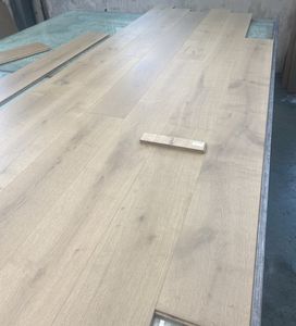 Parquet en bois d'ingénierie en chêne européen naturel, finition laque UV, système de pose à clipser 190 mm, qualité ABCD, pour villas élégantes en intérieur - Product Image 6