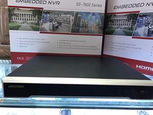 Hikvision <span class=keywords><strong>DS</strong></span>-<span class=keywords><strong>7616NI</strong></span>-<span class=keywords><strong>Q2</strong></span>/<span class=keywords><strong>16P</strong></span> <span class=keywords><strong>NVR</strong></span> 16 canaux 1U 16 PoE 4K jusqu'à 1 canal 8MP ou 5 canaux 1080P Capacité de décodage Formats vidéo H.265+/H.264+ - Product Image 2