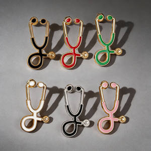 卸売カスタマイズブローチピン漫画風クリエイティブドクターミニ聴診器ブローチジュエリーチャームブローチピン - Product Image 1