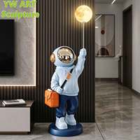 À vendre immédiatement : Sculpture au sol d'astronaute en résine avec lumière LED en forme de lune, statue d'astronaute grandeur nature, décoration pour hall d'entrée.