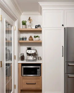 Armoires de cuisine sur mesure en gros du Vermont, deux tons, blanc en haut et bois naturel en bas, avec <span class=keywords><strong>quincaillerie</strong></span> noire - Product Image 5