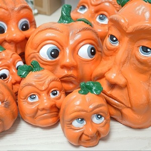 Set <span class=keywords><strong>de</strong></span> Figuras <span class=keywords><strong>de</strong></span> Resina <span class=keywords><strong>de</strong></span> Calabaza con Caras Divertidas para Halloween, Escultura Novedosa Pintada a Mano, Decoración del Hogar, Regalo <span class=keywords><strong>de</strong></span> Temporada, Adorno al por Mayor para Mesa - Product Image 4