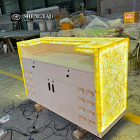 Comptoir de bar translucide en onyx de quartz jaune naturel de luxe rétroéclairé pour usage commercial dans les hôtels et les centres commerciaux