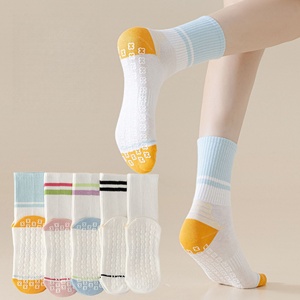 Calcetines de Pilates Antideslizantes Profesionales al por Mayor para Mujer, Calcetines de Yoga Colorblock con Agarre, Calcetines Deportivos de Media Pantorrilla - Product Image 1