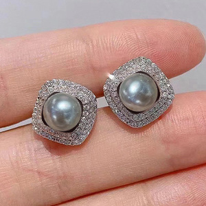 Orecchini a Perno Geometrici Rotondi Effetto Perla per Donne, Gioielli Eleganti e Delicati per Orecchie - Product Image 2