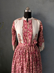 Vestido Midi Ecológico con Estampado Floral, 100% Algodón, Hecho a Mano en India, Estilo Bohemio Romántico, Detalle de Botones, para Oficina - Product Image 5