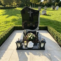 Pierre tombale en granit noir européen, forme bouclier nordique, avec vases en acier inoxydable, lanternes en pierre, ensemble commémoratif pour cimetière
