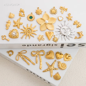 Sueño Dorado de Verano |   Colgante de Estrella de Mar y Sol en Acero Inoxidable con Baño de Oro PVD de 18K |   Colgante de Estrella de Mar, Concha, Caballito de Mar y Delfín - Product Image 4